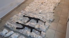 As well as 140 kilos of mephedrone, police also found loaded automatic weapons. Photo: mazowiecka.policja.gov.pl