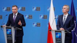 Prezydent Andrzej Duda rozmawiał w czwartek z sekretarzem generalnym NATO Jensem Stoltenbergiem (fot. PAP/EPA/STEPHANIE LECOCQ)