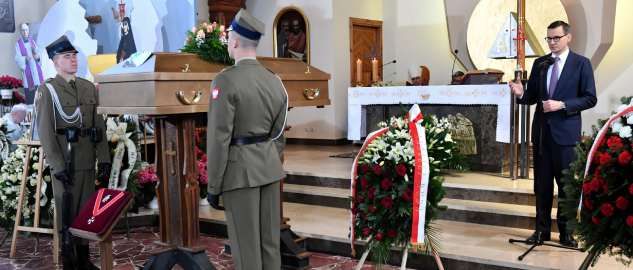 Premier Mateusz Morawiecki (P) podczas uroczystości pogrzebowych prof. dr hab. Waldemara Parucha (fot. Wojtek Jargiło)
