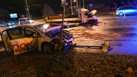 Miejsce zderzenia dwóch samochodów na ul. Gdańskiej w Szczecinie (fot. PAP/Marcin Bielecki)