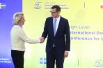 Premier Mateusz Morawiecki (P) oraz przewodnicząca Komisji Europejskiej Ursula von der Leyen (L) (fot. PAP/Rafał Guz)