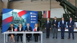 The signing of a contract between Huta Stalowa Wola S.A. and Raytheon Polska. Photo: PAP/Paweł Supernak