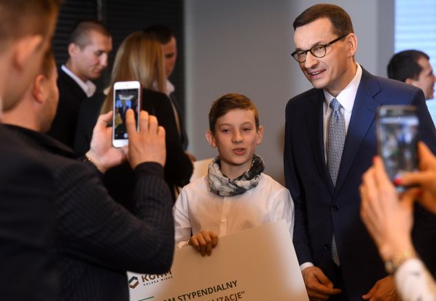 Premier Mateusz Morawiecki P Pozuje Do Zdjecia Z Mlodym Stypandysta Fot Pap Piotr Nowak Tvp Parlament Telewizja Polska Sa