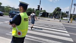 Czy rowerzysta musi zejść z roweru na przejściu dla pieszych? (fot. Policja)