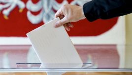 Wydrukowano karty do głosowania, instrukcje głosowania korespondencyjnego oraz oświadczenia o osobistym i tajnym oddaniu głosu na karcie do głosowania (fot. Karol Serewis/SOPA Images/LightRocket via Getty Images)