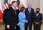 Prezydent Andrzej Duda (L) i przewodnicząca Izby Reprezentantów Stanów Zjednoczonych Nancy Pelosi (3P) na spotkaniu w Pałacu Prezydenckim (fot. PAP/Andrzej Lange)