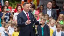 „Polskie rodziny chcą dla swoich dzieci jak najlepiej, a ja wierzę, że potrafią zadbać o ich rozwój” – powiedział prezydent w wywiadzie (fot. Mateusz Wlodarczyk/NurPhoto via Getty Images)