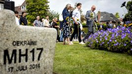 Relatives gather during a memorial meeting for the victims of Malaysia Airlines MH17 air disaster at the monument in Dudok Park, in Hilversum, the Netherlands. Photo: PAP/EPA/SEM VAN DER WAL