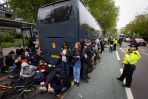 W Wlk. Brytanii protestujący próbują powstrzymać eksmisję migrantów z mieszkań tymczasowych
