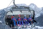Prezydent Andrzej Duda (C) w drodze na 8. edycję charytatywnych zawodów w narciarstwie alpejskim „12H Slalom Maraton Zakopane 2022” na Polanie Szymoszkowej w Zakopanem (fot. PAP/Grzegorz Momot)