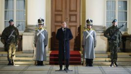 Prezydent Andrzej Duda (C) podczas apelu z okazji Dnia Podchorążego oraz 192. rocznicy wybuchu Powstania Listopadowego (fot. PAP/Paweł Supernak)