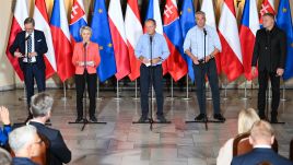 Polish Prime Minister Donald Tusk (C) and European Commission chief Ursula von der Leyen (2nd-L) hold a joint press conference with leaders of Czech Republic, Slovakia, and Austria. Photo: PAP/Maciej Kulczyński