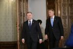 Prezydent Andrzej Duda (L) i prezydent Rumunii Klaus Iohannis (P) podczas powitania w Pałacu Cotroceni w Bukareszcie (fot. PAP/Marcin Obara)