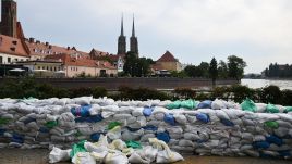 Entire region affected by recent floods starts to rebuild, closely monitoring water levels. Photo: PAP/Maciej Kulczyński