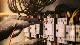 Spółki energetyczne mają otrzymać rekompensaty za zamrożenie cen prądu i upusty (fot. Shutterstock/Eakrin Rasadonyindee)
