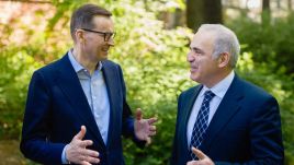Premier Mateusz Morawiecki (L) i rosyjski arcymistrz Garri Kasparow (P) (fot. KPRM/Krystian Maj)