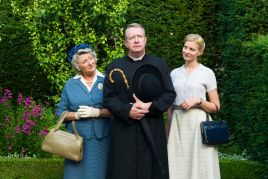 Ojciec Brown (Mark Williams) w towarzystwie PaniMcCarthy(Sorcha Cusack) i Susie Jasinski (Katarzyna Kołeczek) foto BBC