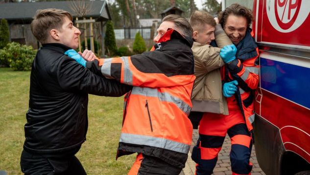 Ratowniczka wyzna później Wiktorowi, że jest gotowa złożyć w pracy wymówienie. - To był... ciężki dzień. Rzucali kamieniami w karetkę, bili... Przez chwilę nie wiedziałam, czy... czy wyjdziemy z tego cało.