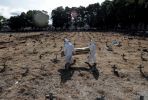 Ukraina: w mieście Dniepr wykopano 600 mogił dla możliwych ofiar Covid-19