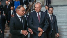 Polish President Andrzej Duda talking with Lithuanian President Gitanas Nausėda. Photo: X/@BBN_PL