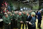 Prezydent z małżonką podzielili się  opłatkiem z żołnierzami (fot. PAP/Darek Delmanowicz)