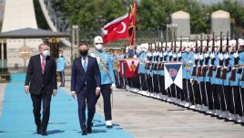Od ceremonii oficjalnego powitania przed pałacem prezydenckim w Ankarze rozpoczęło się spotkanie prezydentów Polski i Turcji, Andrzeja Dudy i Recepa Tayyipa Erdogana (fot. PAP/EPA/TURKISH PRESIDENT PRESS OFFICE HANDOUT)