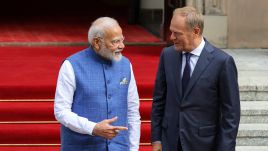 Prime Minister Donald Tusk (R) and Indian Prime Minister Narendra Modi (L) during a greeting ceremony in Warsaw (ad) PAP/Paweł Supernak