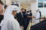 Prezydent Andrzej Duda (L) rozpoczął wizytę w Katarze od spotkania w bazie Straży Ochrony Wybrzeża Kataru (fot. PAP/Leszek Szymański)