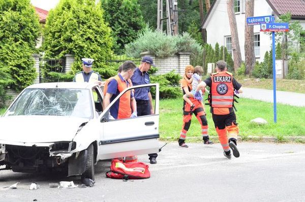 Nowakowska wbiegnie na jezdnię i w ostatniej chwili malucha uratuje. Przejeżdżające auto lekko jednak dziewczynę potrąci… a ratowniczka to zbagatelizuje. Doktor Góra, zdenerwowany, od razu podejdzie do koleżanki: - Nic ci się nie stało?! Słyszałem uderzenie! - Nie Artur, nic mi nie jest... Może tylko zahaczył mnie lusterkiem… - Ale mnie nastraszyłaś…