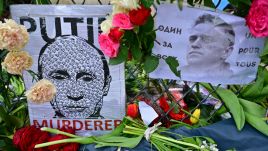 Flowers and tributes laid in homage to Alexei Navalny at Trocadero on March 3, 2024, in Paris, France. Photo: Christian Liewig - Corbis/Corbis via Getty Images