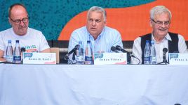 (L-R) Chairman of the Foreign Committee of the Hungarian Parliament Zsolt Nemeth, Hungarian Prime Minister Viktor Orban and President of the Hungarian National Council of Transylvania Laszlo Tokes. Photo: PAP/EPA/NANDOR VERES