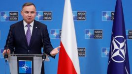 Andrzej Duda omówił z sekretarzem generalnym NATO sytuację na granicy polsko-białoruskiej (fot. PAP/EPA/STEPHANIE LECOCQ)