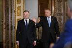 Prezydent Andrzej Duda i prezydent Rumunii Klaus Iohannis podczas powitania w Pałacu Cotroceni w Bukareszcie (fot. PAP/Marcin Obara)