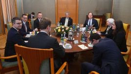 Premier Mateusz Morawiecki (2L), sekretarz skarbu USA Janet Yellen (2P), rzecznik rządu Piotr Mueller (L) i ambasador USA w Polsce Mark Brzezinski (3P)  (fot. PAP/Radek Pietruszka)