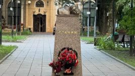 On Saturday, an unidentified man wielding a sledgehammer decapitated a statue honoring Soviet dictator Joseph Stalin. Photo:X/@JayinKyiv