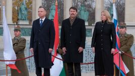 Prezydent Andrzej Duda, prezydent Węgier Janos Ader i prezydent Słowacji Zuzana Caputova podczas ceremonii powitania w Budapeszcie (fot. PAP/Mateusz Marek)