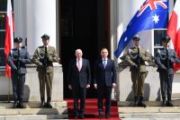 Prezydent Andrzej Duda (C-P) i gubernator generalny Australii David Hurley (C-L) podczas powitania przed spotkaniem w Belwederze w Warszawie (fot. PAP/Radek Pietruszka)