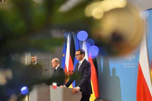 Kanclerz RFN Olaf Scholz (L) oraz premier Mateusz Morawiecki (P) podczas spotkania z mediami w sali konferencyjnej w KPRM (fot. PAP/Radek Pietruszka)