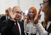 Владимир Путин обменивается приветствием со студентом во время открытого урока в День знаний в Калининграде, Россия. 1 сентября 2022 года. Фото: Алексей Майшев / Reuters / Forum