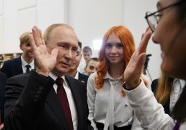Владимир Путин обменивается приветствием со студентом во время открытого урока в День знаний в Калининграде, Россия. 1 сентября 2022 года. Фото: Алексей Майшев / Reuters / Forum