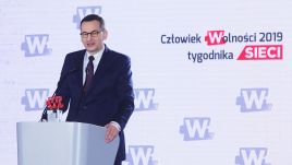 Premier Mateusz Morawiecki laureatem nagrody tygodnika „Sieci” (fot. PAP/Wojciech Olkuśnik)