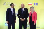 Premierzy: Szwecji Magdalena Andersson (P), Słowenii Janez Jansza (C) oraz Polski Mateusz Morawiecki (L) (fot. PAP/Rafał Guz)