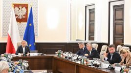 Prime Minister Donald Tusk (L) during a cabinet meeting at the Chancellery of the Prime Minister in Warsaw. Photo: PAP/Radek Pietruszka 