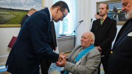 Premier Mateusz Morawiecki (L)  (L) oraz odznaczony Orderem Orła Białego Mirosław Chojecki (P) (fot. PAP/Radek Pietruszka)