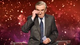 Tadeusz Sznuk na planie słynnego teleturnieju TVP „Jeden z dziesięciu”, w którym zawodnicy odpowiadają na pytania prowadzącego. Fot. Ireneusz Sobieszczuk/ TVP