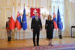 Prezydent Andrzej Duda oraz prezydent Republiki Słowackiej Zuzana Caputova podczas powitania w Bratysławie (fot. PAP/Radek Pietruszka)