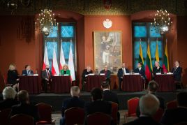 Bogdan Borusewicz, Maria Koc, Vytautas Landsbergis, Tomas Venclova, Mindaugas Kvietkauskas, Virginijus Savukynas, Alvydas Nikzentaitis, Zygimantas Pavilionis, Ramune Smigelskyte-Stukiene, Maksimas Milta podczas debaty z okazji 230. rocznicy uchwalenia Konstytucji 3 Maja, 05.05.2021 w Pałacu Wielkich Książąt Litewskich w Wilnie, fot. PAP/Valdemar Doveiko