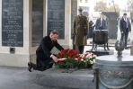 Prezydent Andrzej Duda (L) składa wieniec przed Grobem Nieznanego Żołnierza na pl. Piłsudskiego w Warszawie (fot. PAP/Albert Zawada)