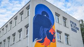 The mural depicts a side profile of a lavishly sideburned Czesław Niemen painted using an intense color palette of yellow, blue and orange. Photo: Alex Webber