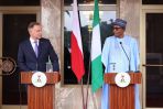 Prezydent RP Andrzej Duda (L) i prezydent Federalnej Republiki Nigerii Muhammadu Buhari (P) podczas konferencji prasowej na dziedzińcu Pałacu Prezydenckiego w Abudży (fot. PAP/Leszek Szymański)
